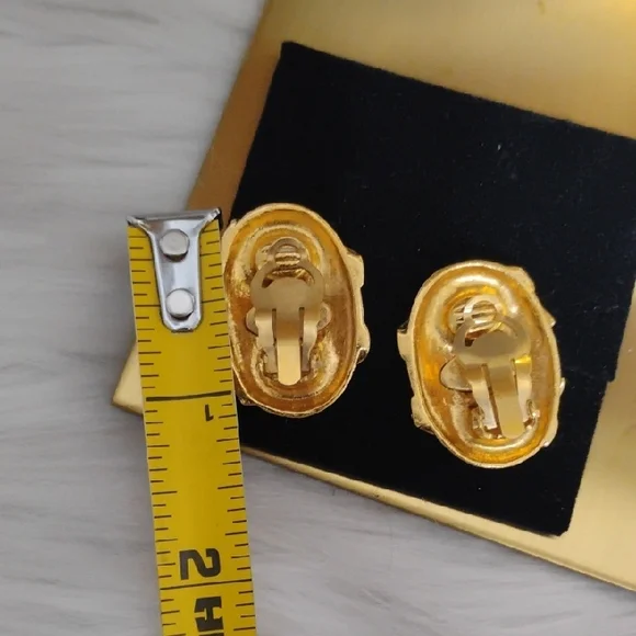 Authentic Chanel 1994 CC Coco Mark Oval Gold Plated Clip-On Earrings W Box - Picture 9 of 16